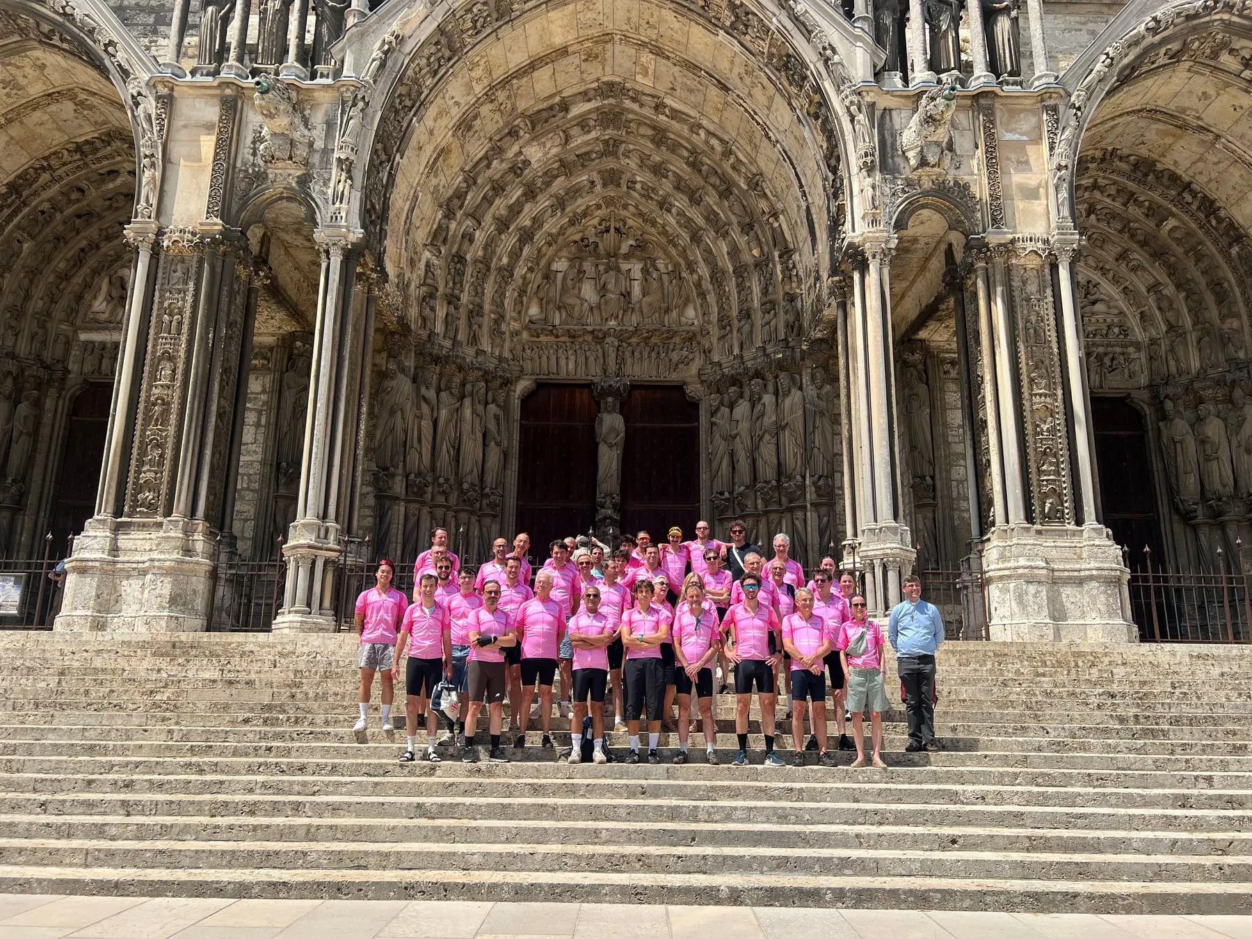 Les pèlerins à l’arrivée devant la Cathédrale Notre-Dame de Chartres